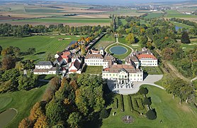 El Palacio Schönborn en Göllersdorf, Baja Austria, edificado por mandato de Frédéric-Charles (1674-1746), propiedad de la familia desde 1712 sigue siendo también propiedad de los condes de Schönborn-Buchheim