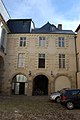 L'hôtel de Brie depuis la cour de service. Le passage sous le bâtiment est devenu le garage à vélos et le stockage des poubelles.