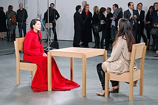 Marina Abramović durante performance The Artist is Present, em 2010 no MoMA