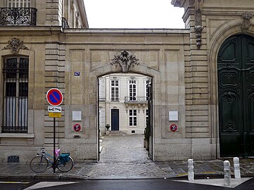 No 67 : entrée de l'hôtel de Pomereu (CDC).