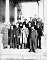 アターバク宮でのモルガン・シャスターとアメリカ合衆国の軍人。(1911年にテヘランにて)1950年代までイランとアメリカ合衆国は蜜月期の政治的関係を保った。