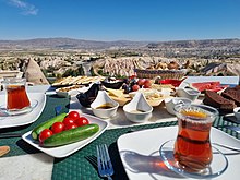 Türkisches Frühstück mit Blick aufs Tal in Kappadokien