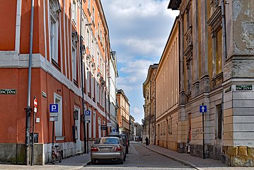 Widok ze skrzyżowania z ul. św. Jana na wschód. Po lewej kamienica Chwalibogowskich, po prawej pałac Wodzickich, dalej Biblioteka Książąt Czartoryskich.