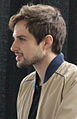 Andrew J. West interpretou Gareth