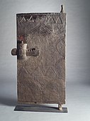 Porta africana con serratura, fine XIX o inizio XX secolo, legno con ferro, dal Burkina Faso, nel Brooklyn Museum (New York City)