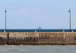 Jetée avec le mont Saint-Michel en arrière-plan