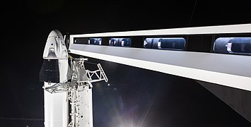 Капсулата Дракон 2, монтирана на борда на Falcon 9, на стартовата площадка