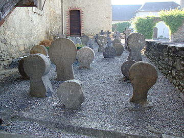 Stèles discoïdales dans le vieux cimetière de Gotein