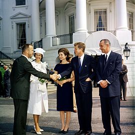 John F. Kennedy, Jackie Kennedy, Lyndon B. Johnson alelnök, Shepard és Louise Shepard a Fehér Ház fogadásán az USA első űrrepülését követően
