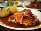 Krustenbraten mit Dunkelbiersoße, pečené vepřové s omáčkou z černého piva.