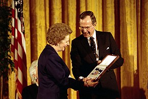 Britannian entinen pääministeri Margaret Thatcher sai mitalin George H. W. Bushilta vuonna 1991 harvinaisessa rusettimuodossa.