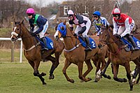 Jockeys in een renbaan