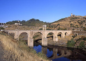 Ponte de Alcântara, construída c. 106 d.C., durante o reinado do imperador romano Trajano