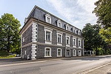 Schloss Loshausen im Stil eines Herrenhauses mit blauen Basaltsteinen und Mansarddach und Spitzgiebeln