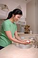 H. Lavando as mãos (e outras coisas) com sabão.