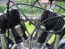 Zijklepmotor van AJS uit 1920: de kleppen staan ondersteboven naast de cilinders. De klepveren zitten eromheen. V.l.n.r.: De uitlaatklep van de achterste cilinder, de inlaatklep van de achterste cilinder, de inlaatklep van de voorste cilinder en de uitlaatklep van de voorste cilinder.