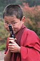 Guttemunk fra Bhutan med lekepistol.