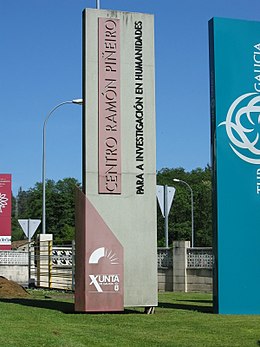 Photo en couleur de grande pancarte verticale portant le nom du centre