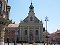 Der Brunnen mit dem Gebäude der Barmherzigen Brüder von Maria Hilf im Hintergrund