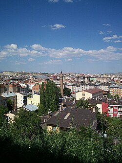 Vista de Sivas; ao centro: o minarete inclinado da Ulu Camii (Grande Mesquita), construído em 1196