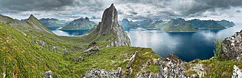 Vista panorâmica a partir da ilha de Senja, condado de Troms, Noruega, em agosto de 2014. O fiorde Øyfjorden é visível à esquerda com seus dois braços Trælvika e Ørnfjorden. O fiorde à direita é o Mefjorden. (definição 9 500 × 3 052)