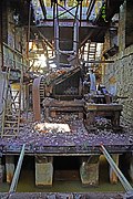 Une machine rouillée dans un bâtiment en ruine.