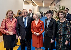 左からオーストリアのカリン・クナイスル外相、メヴリュット、リヒテンシュタインのアウレリア・フリック外相、ノルウェーのイネ・エリクセン・スールアイデ外相、アンドラのマリア・ウバック・フォン外相（2018年12月6日）