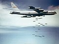 Un B-52 américain larguant des bombes M117 sur le Viêt Nam, au milieu des années 1960.