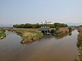 佐保川（左）との合流地点（大和郡山市・川西町） 中央は奈良県浄化センターの出水口