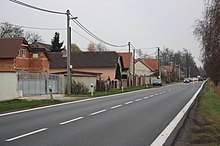 Dolní Vinice (Kly), silnice.jpg