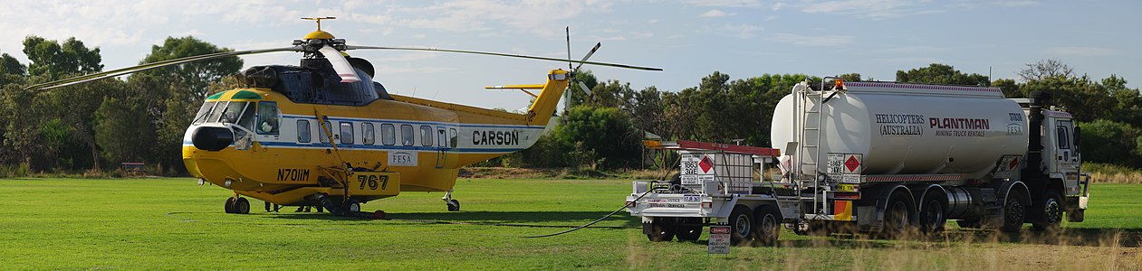 Southern River (Batı Avustralya)'deki yangın söndürme operasyonu sırasında Carson Halicopters firmasına ait Sikorsky S-61 "Fire King" tipi helikopter yakıt ikmali yaparken. (Üreten:Gnangarra)