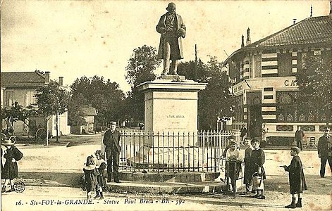 Statue de Paul Broca à Sainte-Foy-la-Grande.