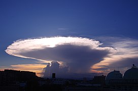 かなとこの部分（濃密雲）が光を透過しコントラストをつくる夕景。