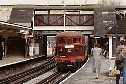 Locomotief 12 van de Metropolitan Railway onder de loopbrug op 30 maart 1988.