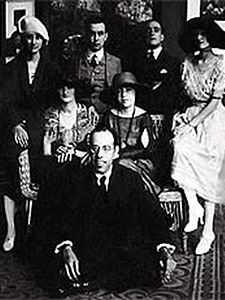 Mário de Andrade (eserita), Anita Malfatti (eserita, erdian) eta Zina Aita (Anitaren ezkerrean),São Paulo, 1922