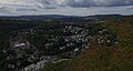 Blick vom Kaisertempel auf Eppstein und den Hammersberg (433 Meter, rechts oben) sowie dessen 309 Meter hohe Nebenkuppe (mittig) über Vockenhausen. Dahinter der Berg Hohe Kanzel (591 m ü. NN), links oben Bremthal