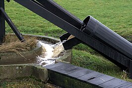 Het water loopt in de betonnen goot rond de tjasker