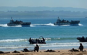 Deux LCM-1E se dirigeant vers la plage, au premier plan deux Duarry Super Cat.