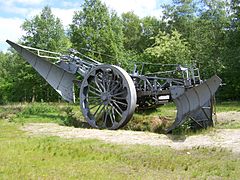 Les charrues-balance étaient tirées au treuil pour éviter la compaction de la partie principale de la parcelle par la locomobile. Ici une défonceuse utilisée autrefois pour le décompactage profond avec un seul corps géant.