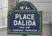 Placa indicando a Praça Dalida