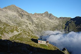 Le refuge du Maupas avec le cirque des Crabioules et le Grand Quayrat en arrière-plan.