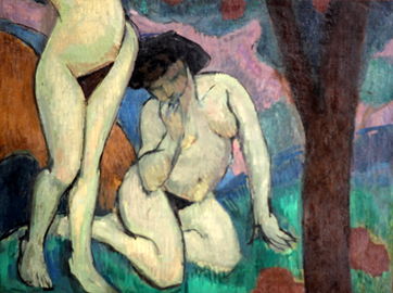 Nus dans un paysage, Roger de La Fresnaye, 1910. On aperçoit de nombreuses influences du mouvement nabi : absence de perspective dans le paysage, aplats de couleur, traits noirs. La composition s'équilibre avec une femme agenouillée entournée du ventre et des jambes d'une femme debout sur sa gauche et d'un tronc d'arbre sur sa droite[B 22].