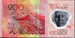 200 CVE, Dez. 2014 (Rückseite), Vulkan Fogo; erinnert an die 1-Leu-Banknote aus Rumänien (2005) und hat mit dieser mehrere gemeinsame Design-Merkmale