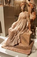 Phụ nữ 'Trung lưu' giàu có: cái gọi là tượng Tanagra, Hy Lạp cổ đại, 325-150 trước Công nguyên, Bảo tàng Altes