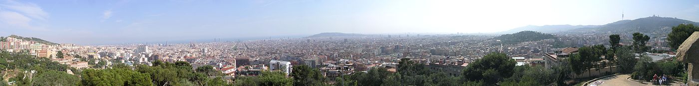 Panorama-Ansicht Barcelonas vom höchsten Punkt im Park Güell