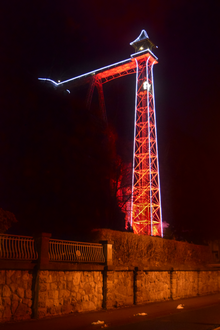 Sendigs Personenaufzug bei Nacht (Nachtbeleuchtung mit roten und weißen LED-Lichtschläuchen).