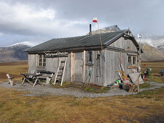 Base polaire de l’Université Adam Mickiewicz de Poznań (Pologne) à Skottehytta dans la baie de Petuniabukta, au Svalbard. (définition réelle 2 272 × 1 704)