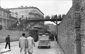 Vänster: Gångbro över Chlodnagatan, mellan gettos norra och södra del. Höger: Marknad i gettot, Smoczagatan, 1941.