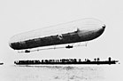 LZ 1 am 2. Juli 1900 bei seiner Jungfernfahrt über dem Bodensee KW 28 (ab 5. Juli 2020)