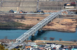 西方の養老山地の石津御嶽から望む海津橋